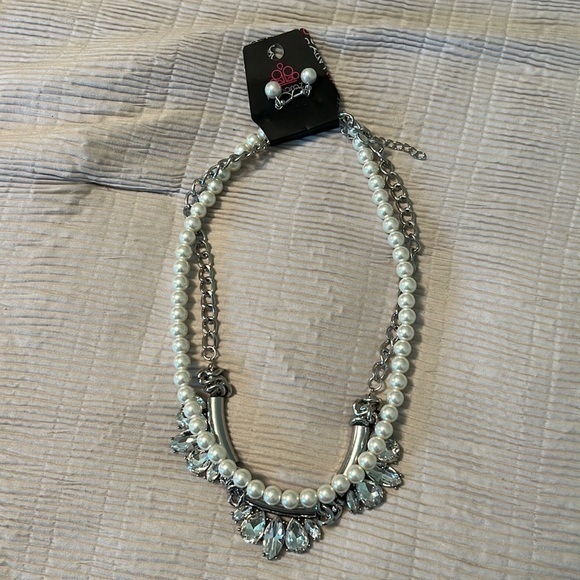 paparazzi Jewelry - NWT Paparazzi Short Silver‎ Necklace with Big Bold Diamond pendant w/ pearls